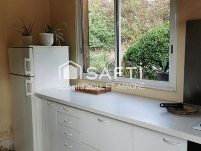 Single storey house with garden: 2 bedrooms and large living room, bright equipped kitchen