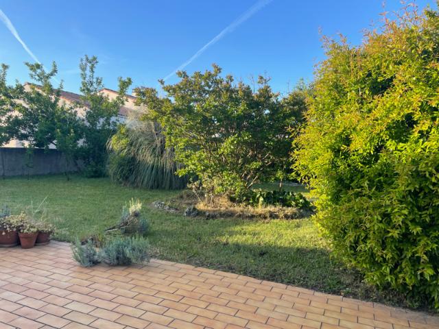 Maison de plain pied avec jardin à deux pas du centre bourg