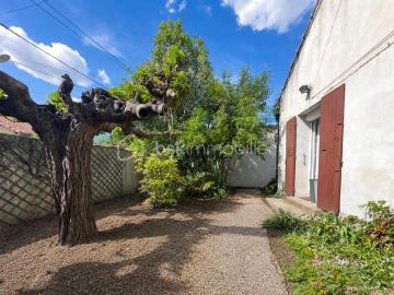 Maison de plain pied avec jardin arboré