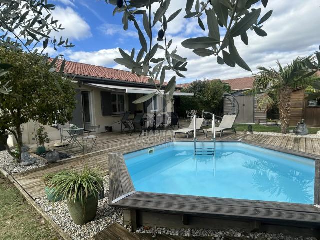 Maison de plain pied avec jardin paysager, piscine et dépendance
