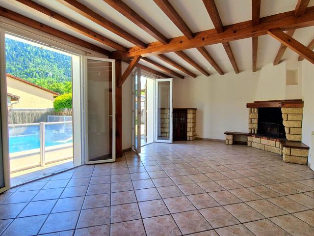 Maison de plain pied avec jardin, piscine et garage 104m² Fougax et Barrineuf