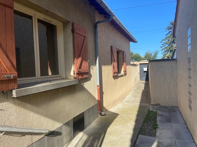 Maison de plain pied avec petite cour terrasse