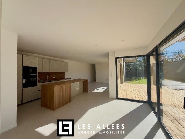 MAISON DE PLAIN PIED AVEC PISCINE