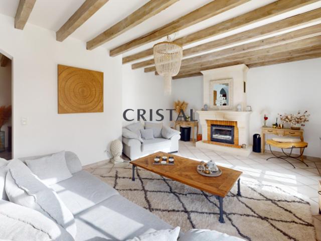 Maison familiale avec piscine, patio et dépendances