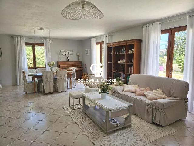Maison de Plain Pied avec Piscine à Burie – Proche Commodité. 177m² Burie
