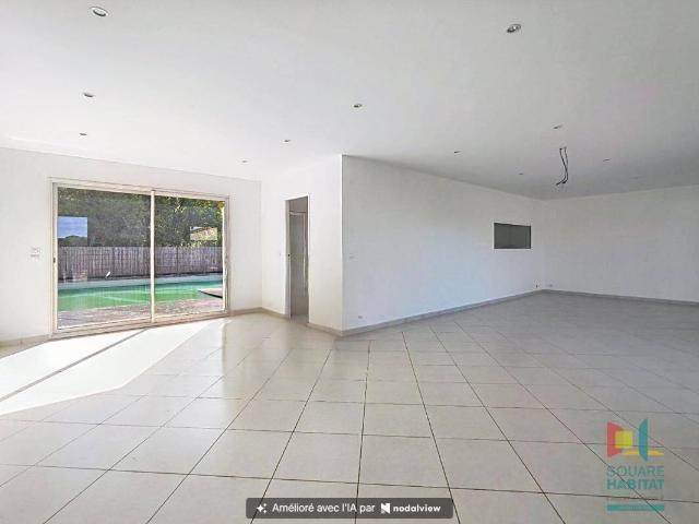 Maison de plain pied avec piscine et jardin