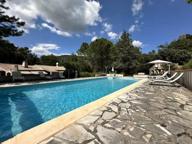 Maison de plain pied avec piscine et maison d'amis
