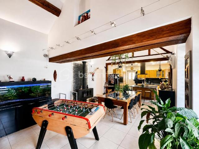 Maison de plain pied avec piscine et terrain de 1 039 m² – Gastins