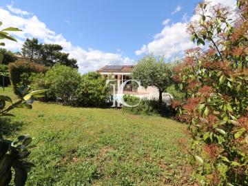 Maison de plain pied avec piscine sur 1400 m² clos
