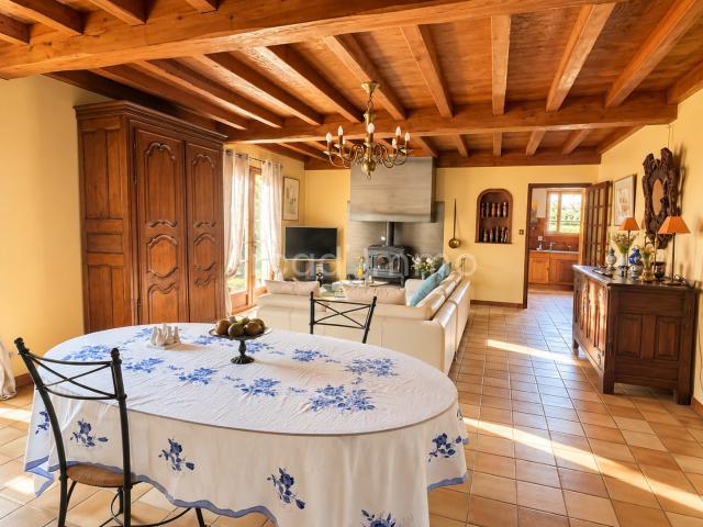 Maison de plain pied avec son annexe, triple garage, deux carports et terrain plat d’env. 2 680 m2