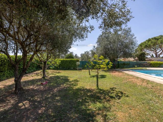 Maison de plain pied avec sous sol total, piscine et terrain à Saint Cézaire sur Siagne