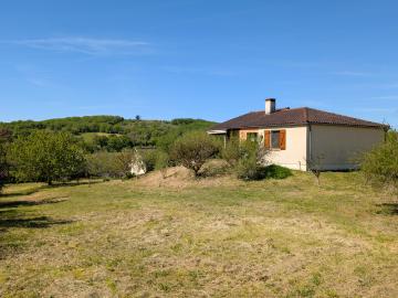 Maison de plain pied avec terrain arboré dans un environnement calme
