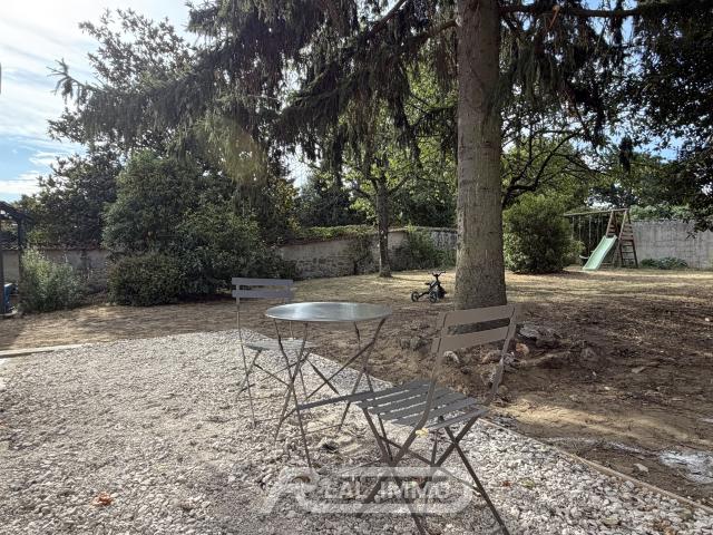 MAISON DE PLAIN PIED AVEC TERRASSE, PARKINGS ET JARDIN