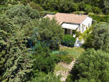 Maison de plain pied avec vue sur le Duché d'Uzès et jardin