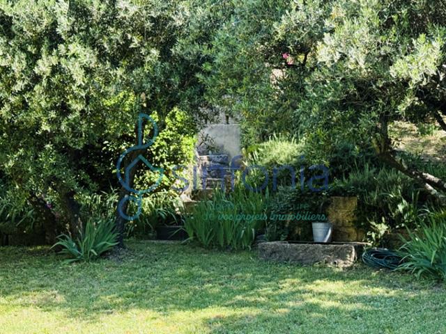 Maison de plain pied avec vue sur le Duché d'Uzès et jardin