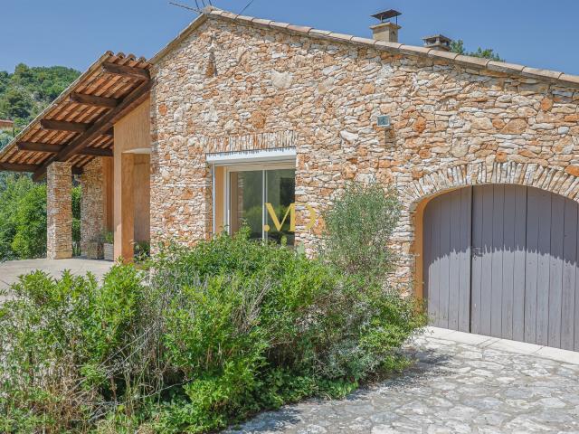 Maison de plain pied avec vues et grand jardin arboré 90m² Apt