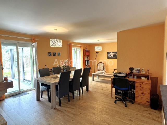 Maison de plain pied avec véranda, garage, cabanon et jardin. 101m² Eymet