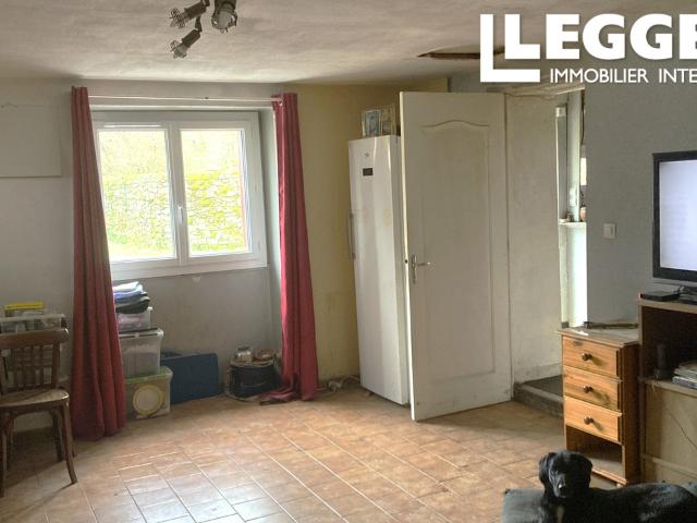 Maison de plain pied avec 2 chambres dans un hameau près de la rivière, avec grande grange et jardin