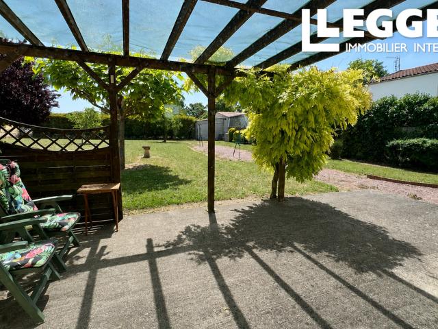 Maison de plain pied avec 3 chambres, garage et grand jardin, à proximité de Saint Jean d'Angély