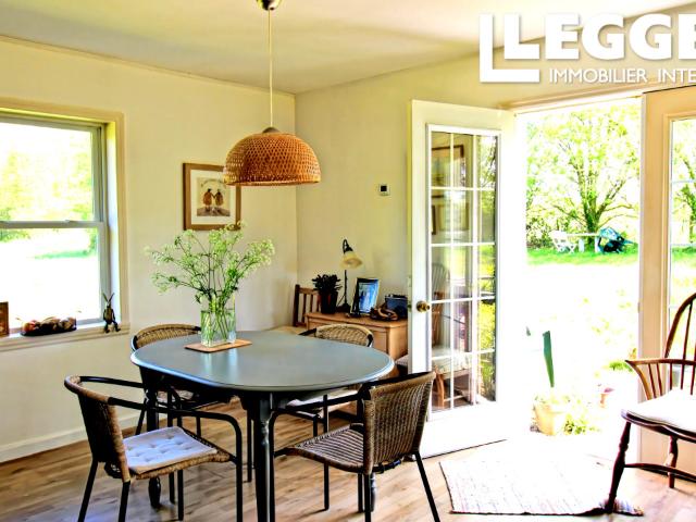 Maison de plain pied avec 3 chambres, terrasse et terrain arboré sans vis à vis, proche Vimoutiers et Gacé
