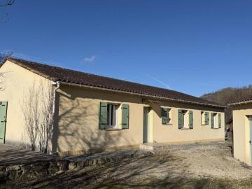 Maison de plain pied avec 4 chambres, garages et dépendance camp