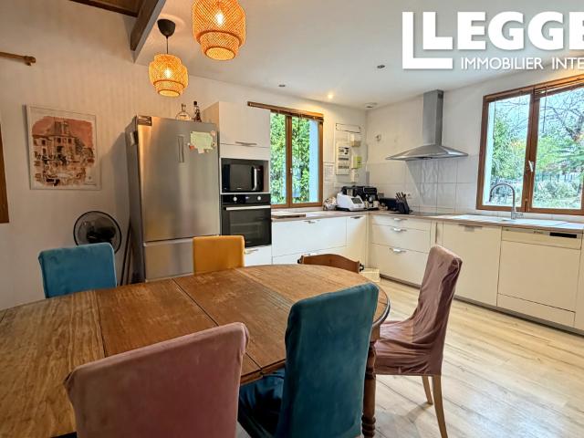 SOUS OFFRE Maison de plain pied avec 4 chambres et un beau terrain. Importants travaux structurels à prévoir