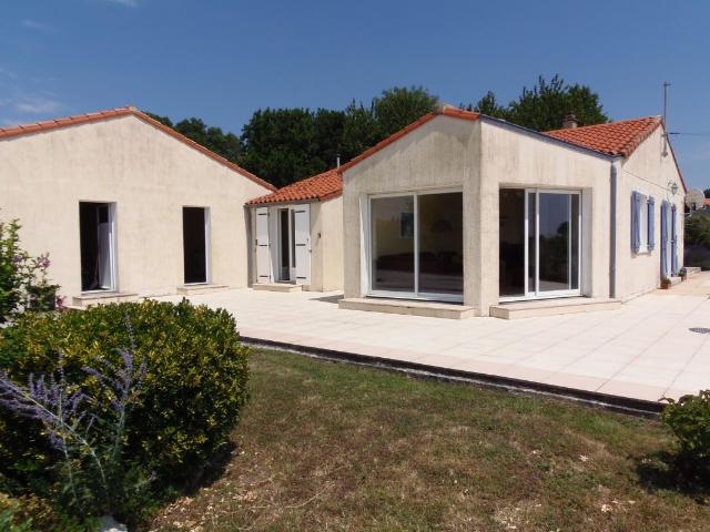 Maison de plain pied avec 4 chambres piscine et belle vue su