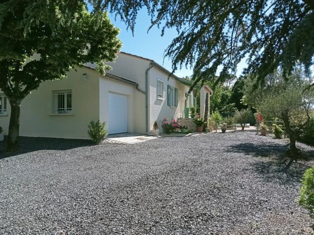 Maison de plain pied avecjardin, piscine et vue sur la montagne