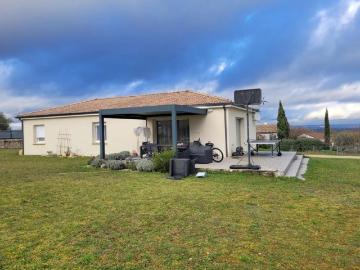 Maison de plain pied construite en 2013, située à moins de 10 minutes du centre ville de Cahors, sur un terrain de 1352 m²