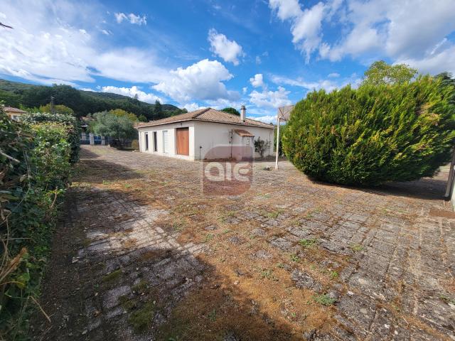 Cazilhac Maison de plain pied avec double garage et atelier sur près de 900 m2 de terrain
