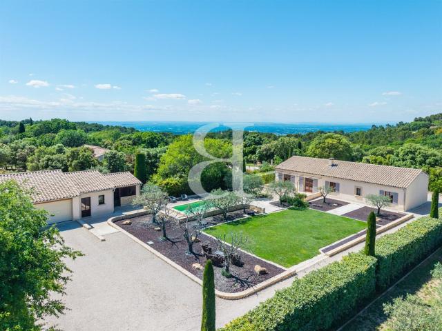 Maison de plain pied dans un environnement privilégié et pré. 142m² La Roque sur Pernes