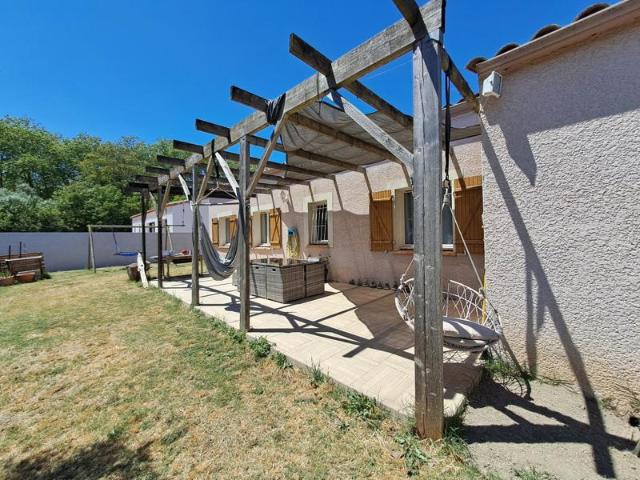 Maison de plain pied de 167 m² implantée sur un terrain de 805 m², six chambres et double garage