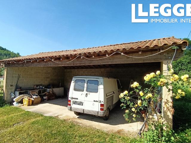 Maison de plain pied en très bon état avec terrain plat, ensoleillé et bordé d’un ruisseau