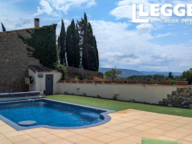 Maison de plain pied en pierre avec piscine chauffée, jardin sans vis à vis et superbe vue