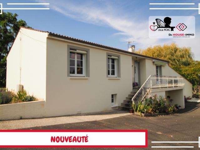 Maison de plain pied en Rez de Chaussée surélevé, 3 chambres, garage, sur terrain de 1 hectare avec plan d'eau
