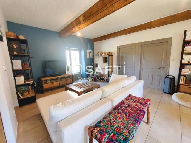 Maison de plain pied entièrement rénovée, 3 chambres, piscine, dépendances de 300m² sur un terrain de 5000m²