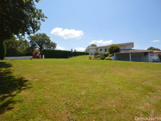 Maison de plain pied et sous sol avec piscine sur terrain de 2000 m2 à Bardos