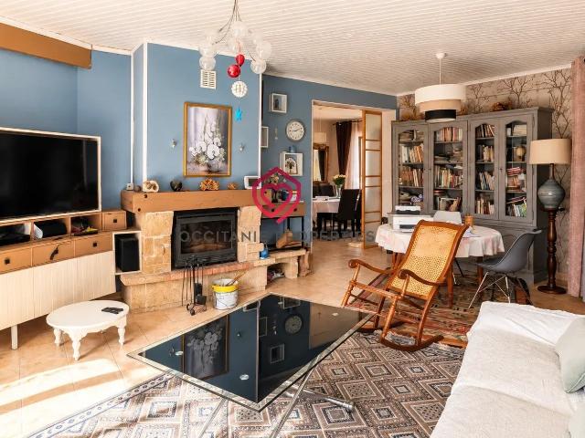 Maison de plain pied implantée sur un terrain arboré de 2 000 m²