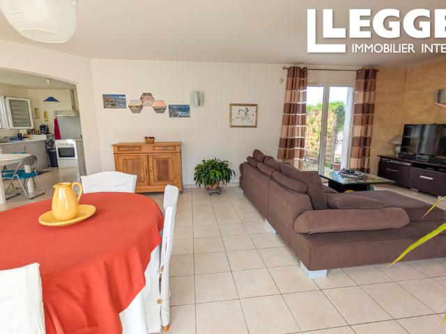 Maison de plain pied lumineuse, au calme – 3 chambres + bureau, jardin arboré et double garage