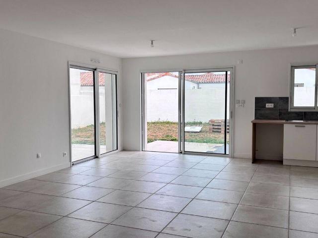 Maison de plain pied neuve avec garage et jardin