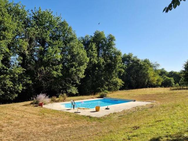 Maison de plain pied, piscine et terrain de 2771m2