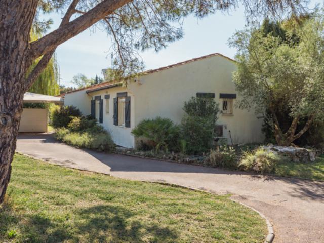 Maison de plain pied, piscine et 2 380 m² de terrain clos — Cari