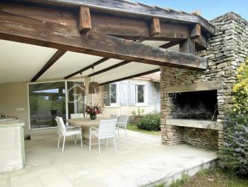 Maison de plain pied piscine Vue dégagée sur le Luberon Calme