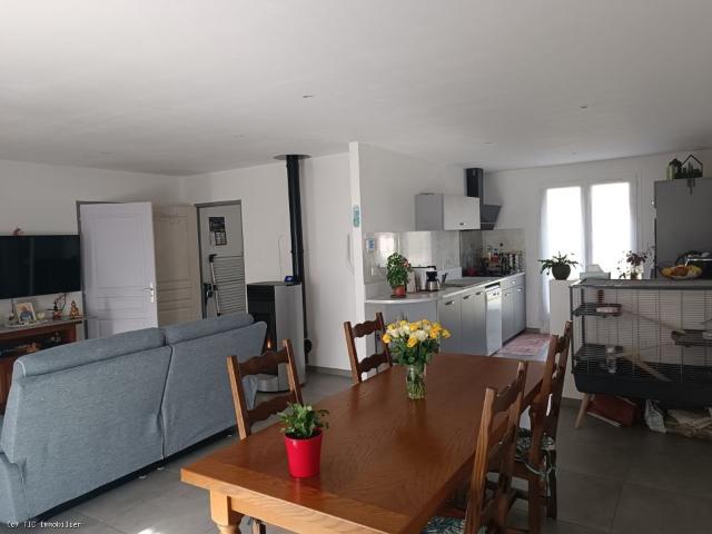 Maison de Plain Pied Rénovée avec Jardin et Garage Proche 88m² Mansle