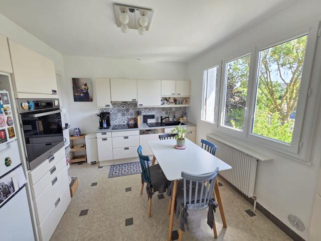 Maison de plain pied sous sol total et jardin
