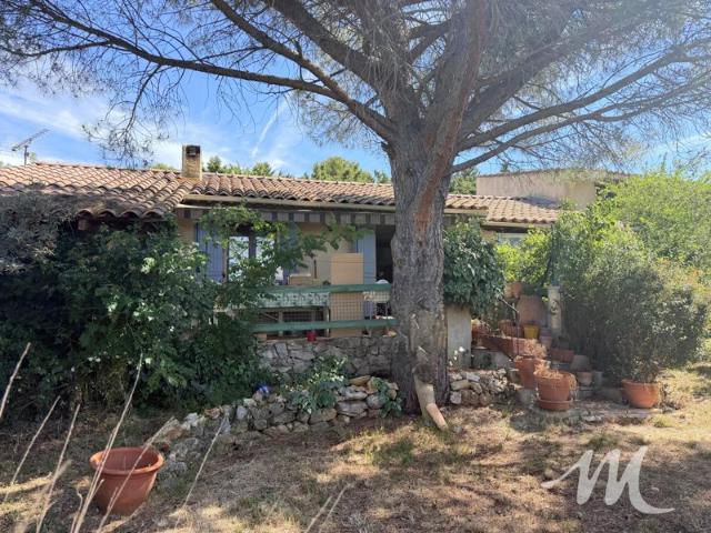 Maison de plain pied sur 3200 m² de terrain à vendre à Aups !