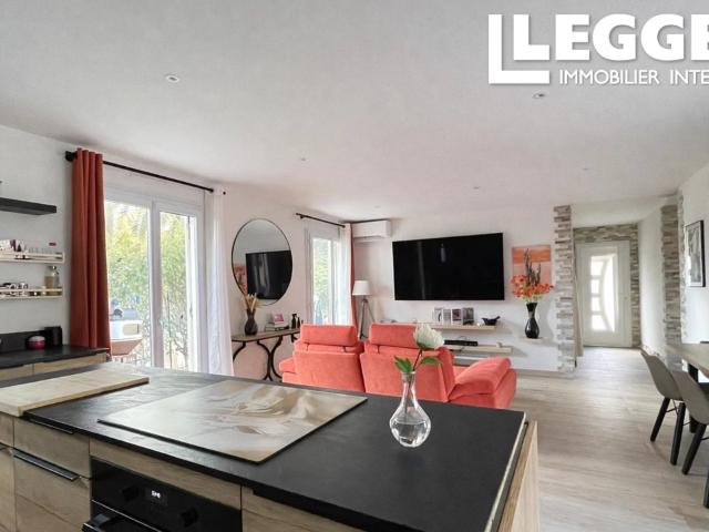 Maison de plein pied 111m², 5 pièces, 4 chambres, 1SdB, 1 wc, 1 parking extérieur