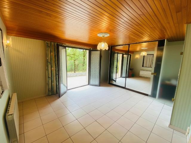 Maison de plein pied un hectare de terrain St Géry Vers