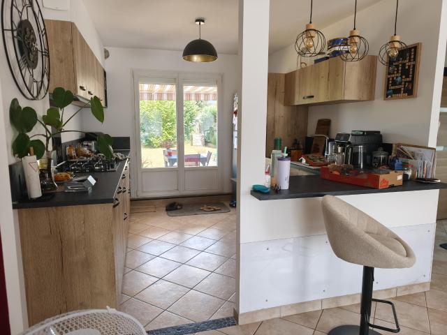 maison de plein pied, avec cuisine équipée, garage et grand jardin clos