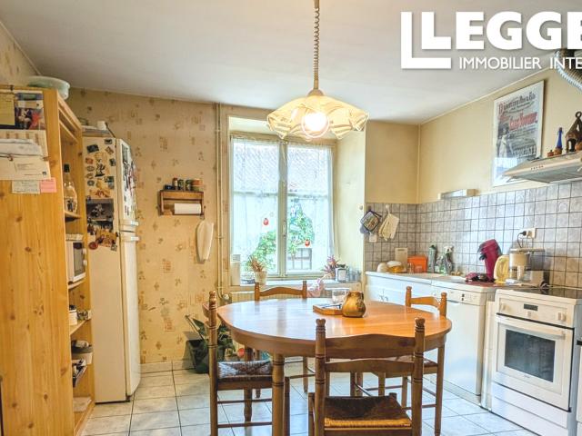 Maison de plein pied de trois chambres avec dépendances